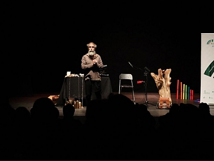 La magia de Neønymus llena el auditorio de Ledesma