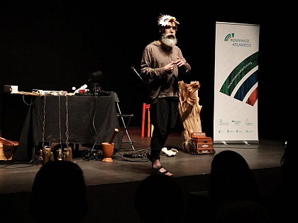 La magia de Neønymus llena el auditorio de Ledesma