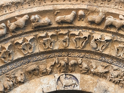 Detalle portada norte San Claudio de Olivares
